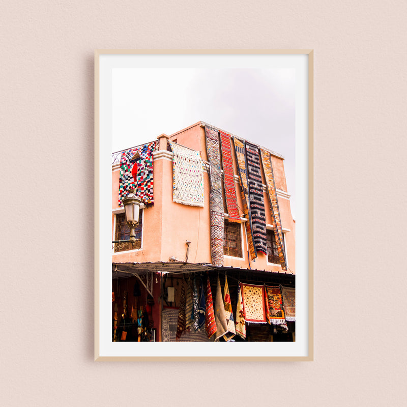 Impression photo d'un marchand de tapis de Marrakech pour de la décoration murale